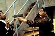 Hinter den Kulissen von Wonder World spielen die Sicherheitsbeamten ein falsches Spiel. Axel (Eddie Murphy, r.) vermutet, dass sie irgendwo in dem Freizeitpark eine Geldf&auml;lscheranlage verstecken. Auf der Suche nach der Anlage unterst&uuml;tzt Axel seine wortgewaltigen Argumente mit blauen Bohnen ...