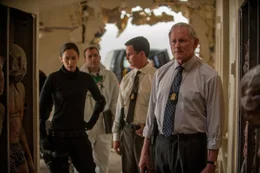 Dave Jennings (Victor Garber, r.) h&auml;lt viel von Kates (Emily Blunt, l.) Arbeit. Kein Wunder also, dass er die Pl&auml;ne von Graver unterst&uuml;tzt, sie bei der Ressort&uuml;bergreifenden Einheit einzusetzen. Doch damit beginnt f&uuml;r die Agentin ein Kampf um Leben und Tod ...