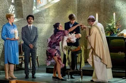 Der Pfarrer (Waldemar Hooge) beginnt mit der Taufzeremonie, doch Viola (Amelie Kiefer) geht dazwischen. Frederike (Isabel Thierauch), Faraz (Reza Brojerdi, 2.v.l.) und der Taufpate (Andreas J&uuml;rgens) mit Linus auf dem Arm sind &uuml;berrascht.