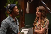 L-R: David Cliff (Kelvin Harrison Jr.) und Maggie Sherwoode (Dakota Johnson)  Die Verwendung des sendungsbezogenen Materials ist nur mit dem Hinweis und Verlinkung auf RTL+ gestattet.