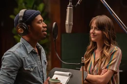 L-R: David Cliff (Kelvin Harrison Jr.) und Maggie Sherwoode (Dakota Johnson)  Die Verwendung des sendungsbezogenen Materials ist nur mit dem Hinweis und Verlinkung auf RTL+ gestattet.