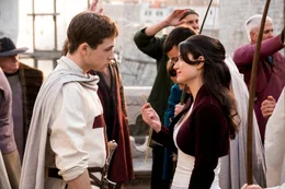 Robin of Loxley (Taron Egerton, v.l.) und Marian (Eve Hewson)