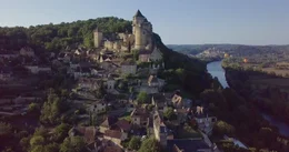Historisches Denkmal: die malerisch gelegene mittelalterliche H&ouml;henburg Castelnaud im S&uuml;dwesten Frankreichs.