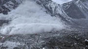 Eine Lawine am Everest trifft das Basislager.