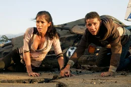 Eigentlich war Mikaela (Megan Fox, l.) nur an Sams (Shia LaBeouf, r.) Auto interessiert, doch nach und nach interessiert sie sich auch f&uuml;r den Mann. Besonders, nachdem sie mit ansieht, wie sich sein Auto in einen Roboter verwandelt ...