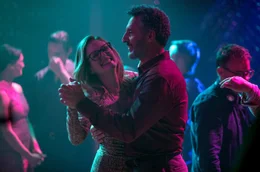 Gloria (Julianne Moore) erlebt einen rauschenden Discoabend mit Arnold (John Turturro).