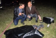 Am Fundort der Kinderleiche versuchen Kommissar Bonhoff (Wolfgang Krewe, li.) und Dr. Duhler (Klaus Schindler) Anhaltspunkte für den Tathergang zu finden. Am Fundort der Kinderleiche versuchen Kommissar Bonhoff (Wolfgang Krewe, li.) und Dr. Duhler (Klaus Schindler) Anhaltspunkte für den Tathergang zu finden.