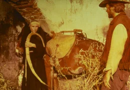 Nachdem sie ihre Verfolger abh&auml;ngen konnten: Sara (Shirley MacLaine, l.) und Hogan (Clint Eastwood, r.) freuen sich auf ihr Abendmahl. Es gibt Klapperschlange.