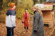 Dr. Ina Schulte (Isabell Gerschke) und Dr. Philipp Brentano (Thomas Koch) haben gerade erfahren, dass Sarah Marquardt und Philipps Frau Arzu mit einer Hochschwangeren im Fahrstuhl stecken geblieben sind.