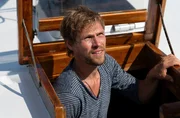 Wen erwartet Dennis Rutschinski (Remo Schulze) auf seinem Boot?