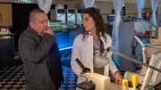 Revierchef Reuter (Udo Kroschwald) befragt Dr. Stella Liebnitz (Anna Eger). In ihrer Forschungseinrichtung ist der Tote in einem Fischbecken gefunden worden. Revierchef Reuter (Udo Kroschwald) befragt Dr. Stella Liebnitz (Anna Eger). In ihrer Forschungseinrichtung ist der Tote in einem Fischbecken gefunden worden.