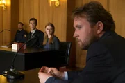 Lukas Fischer (David Liske, r.) wird zum Tod seines Kindes befragt. Seine Ehefrau Laura (Franziska Brandmeier, 2. v. r.) wird des Mordes beschuldigt. Lukas Fischer (David Liske, r.) wird zum Tod seines Kindes befragt. Seine Ehefrau Laura (Franziska Brandmeier, 2. v. r.) wird des Mordes beschuldigt.