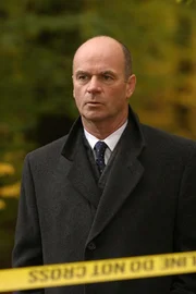 Im Teich des Luxusviertels Chestnut Hill wurde eine Leiche gefunden. Lt. John Stillman (John Finn) und sein Team sind sofort zur Stelle ...