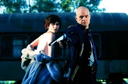 Auf der Suche nach den M&auml;nnern, die ihn tot sehen wollen, trifft Agent 47 (Timothy Olyphant, r.) auf die geheimnisvolle Nika Boronina (Olga Kurylenko, l.). Hat sie etwas mit der ganzen Sache zu tun?