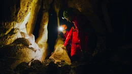 Im Innern des Tafelbergs trifft das Team um den Geologen Francesco Sauro (r.) und die Mikrobiologin Martina Cappelletti (l.) auf eigenartige Felsformationen: Es sind lebende Steine &ndash; erbaut von urzeitlichen, noch unbekannten Bakterien.