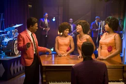 Curtis hat es geschafft, dass Effie (Jennifer Hudson, re.), Deena (Beyonc&eacute; Knowles, Mi.) und Lorrell (Anika Noni Rose, li.) als Backgrounds&auml;ngerinnen mit James Early (Eddie Murphy) auftreten d&uuml;rfen.