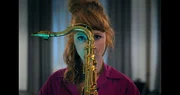 Lena (Sarah Bauerett) und ihr Saxophon.