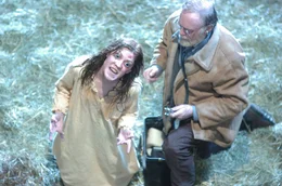 Die Studentin Emily Rose (Jennifer Carpenter) hat sich nicht mehr unter Kontrolle. Dr. Cartwright (Duncan Fraser) versucht der jungen Frau zu helfen, doch mit medizinischen Mitteln, scheint er hier nicht weiterzukommen.