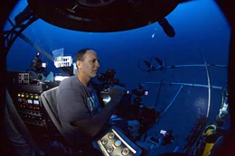 Dr. Mark Erdmann im Tauchboot auf der Suche nach lebenden Fossilien.