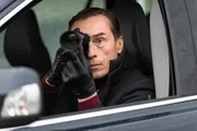 Hermann Jertz (André M. Hennicke) hat die Kommissare im Blick.