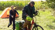 Bauer Friedrichs (Tim Grobe, re.) klaut Katharina (Anja Kling, li.) das Fahrrad.