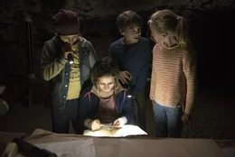 Dick (Ron Antony Renzenbrink), George (Allegra Tinnefeld), Julian (Marinus Hohmann) und Anne (Amelie Lammers) finden das Tagebuch von Martys Vater in der H&ouml;hle.