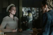 Elli Goebel (Henrike von Kuik,l.) auf der Suche nach ihrer Schwester. Erst mit der Einrichtung des zentralen "Suchdienstes für Vermisste Deutsche in der Sowjetischen Besatzungszone Deutschlands" werden systematische Suchaktionen möglich.