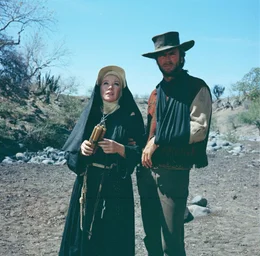 Der wortkarge S&ouml;ldner Hogan (Clint Eastwood, r.) rettet die als Nonne verkleidete Prostituierte Sara (Shirley MacLaine, l.) vor drei M&auml;nnern, die sie bedr&auml;ngen. Zwischen beiden entsteht eine tiefe Verbundenheit, die sie von ihrem eigentlichen Plan abbringt ...