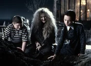 Die Gro&szlig;mutter (Judith Malina, M.) versteht sich gut mit ihren Enkeln Pugsley (Jimmy Workman, l.) und Wednesday (Christina Ricci, r.).