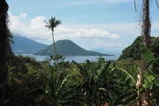 Blick von Ternate nach Tidore, zwei indonesischen Gew&uuml;rzinseln.