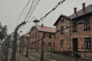 Eine Außenansicht des Konzentrationslagers Auschwitz. (2022 VICE Media LLC)