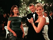 Die Society-Reporterin Tina (Eva Habermann, re.) schreibt eine Geschichte über die bevorstehende Heirat zwischen Graf Alexander von Wildberg-Reutlingen (Christoph Grunert) und Victoria Freiin von Naumburg (Olivia Pascal, li.). Weiteres Bildmaterial finden Sie unter www.br-foto.de.