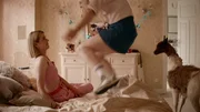 Franzi (Llewellyn Reichman) und Lena (Sarah Bauerett) finden das Lama von Franzi.