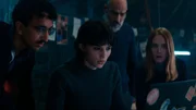 Youssef (Younès Boucif), Axelle (Lucia Passaniti), André (Jean-Marc Barr) und Abigail (Fleur Geffrier, v. l. n. r.) versuchen, die Sprache des Wesens zu entziffern, um mit ihm in Kontakt treten zu können.
