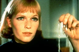 Rosemarie (Mia Farrow) ahnt nicht von der Gefahr.
