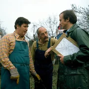 Peter Lustig (M.) und sein Nachbar (Helmut Krauss, l.) streiten sich: Wo verl&auml;uft die Grenze zwischen ihren Grundst&uuml;cken? Und wo l&auml;sst sich der Zaun setzen?