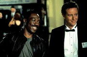 Charmant gehen der Quassel-Cop Axel (Eddie Murphy, l.) und L.A.-Cop Billy (Judge Reinhold, r.) dem miesen Sicherheitschef von dem Freizeitpark Wonder World an den Kragen. Und selbst Axel hat Schwierigkeiten, den aalglatten Schleimer aus der Fassung zu bringen ...