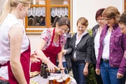 Begrüßung bei Landfrau Manja Rohm (links, mit roter Schürze).