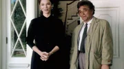 Lt. Columbo (Peter Falk) freut sich, dass Jenny Padget (Janet Eilber) Gefallen an seinem Wagen findet. Lt. Columbo (Peter Falk) freut sich, dass Jenny Padget (Janet Eilber) Gefallen an seinem Wagen findet.