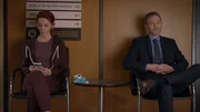 Im Wartebereich der Polizeistation f&uuml;hren Wesley Evers (Shawn Ashmore) und Monica Stevens (Bridget Regan) ein Gespr&auml;ch &uuml;ber ihre Glaubw&uuml;rdigkeit und das zerbrechliche Vertrauen, das ihre kriminellen Mandanten in sie setzen.