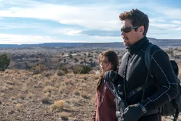 Isabel Reyes (Isabela Moner, l.); Alejandro (Benicio del Toro, r.)