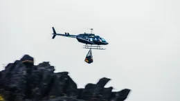 Nur per Hubschrauber ist das Gipfelplateau des Auyan-Tepuis zu erreichen: Mehr als 1500 Kilogramm Ausr&uuml;stung muss das Forschungsteam auf den Berg transportieren.