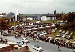 Glaube und Religion passten nicht zur atheistischen Ideologie des Arbeiter- und Bauernstaates DDR. Dennoch konnte die "Kirche Jesu Christi der Heiligen der Letzten Tage", die Mormonen, deren Zentrale sich im US-amerikanischen Salt Lake City befindet, 1985 einen Tempelneubau im s&auml;chsischen Freiberg er&ouml;ffnen - den ersten in einem sozialistischen Land. Zum Tag der offenen T&uuml;r kamen zehntausende Menschen.