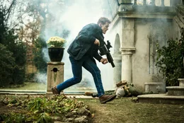 Tom (Sam Heughan) greift mit seiner SAS-Einheit das Quartier der "Black Swans" an.