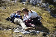 Maya (Paula Schramm) versucht, Markus' (Marco Bretscher-Coschignano) Verletzung, so gut es geht, zu versorgen.