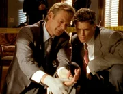 Detective Ballard (Christopher Murray?, li.) wurde zu einem Merkw&uuml;rdigen Mordfall gerufen. Er rekonstruiert mit seinem Kollegen (Tom Westbrook?) den Mordfall, aber eine Frage bleibt offen...