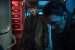 Grace (Ruby Rose) wei&szlig;, dass sie in Tom (Sam Heughan) einen erbitterten Feind und starken Gegner hat.