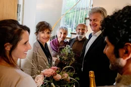 Elternbesuch f&uuml;r Viola (Amelie Kiefer, li.) und Faraz (Reza Brojerdi, re.): Masud (Ramin Yazdani, hinten re.), Anoushe (Sima Seyed, hinten, l.), Holger (Dominic Raacke, 2.v.r.) und Beatrice (Victoria Trauttmansdorff, 2.v.l.) stehen vor der T&uuml;r.