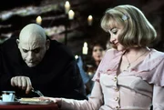 Fester (Christopher Lloyd, l.) ist hin und weg von der attraktiven Debbie (Joan Cusack, r.).