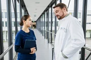 Dr. Marc Lindner (Christian Beermann, r.) fordert die Assistenzärztin Sofia Galura (Olivia Papoli-Barawati, l.) auf, sich empathisch um ihre Patienten und deren Angehörige zu kümmern.
